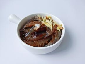 放调味料与生姜丝。