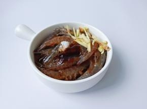 放调味料与生姜丝。