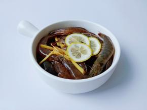 最后放上柠檬片腌制半小时。