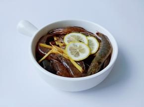 最后放上柠檬片腌制半小时。