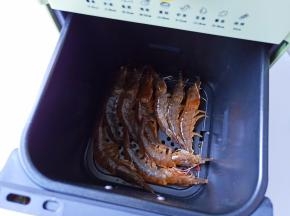 空气炸锅提前预热五分钟，把对虾放入里面。