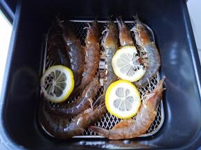 炸锅有上下两层，可以把对虾上下都平铺好。
