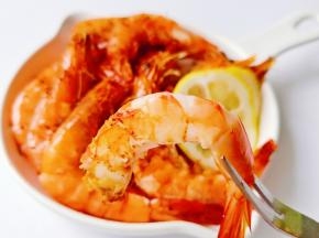 新鲜的对虾烤好肉质紧实有弹性。