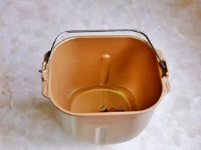 首先将纯净水，玉米油，细砂糖放入面包机桶中。