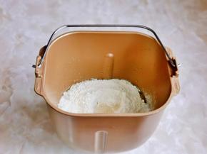 再加入面粉，酵母粉放在面粉上面。