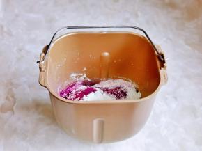 紫薯面团同样将食材顺序放入面包机桶中，揉面一个小程序。