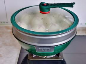 中火蒸上汽后蒸12分钟，关火焖3分钟。
