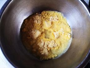 玉米粉中加白糖混合，再加入开水