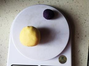 将面皮和馅料各自平均分成6份