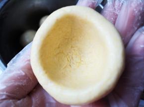 将面皮整成碗状