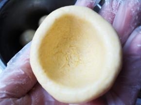 将面皮整成碗状