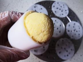 裹玉米粉，用月饼模印出图案