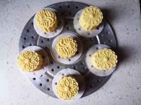 垫油纸放在蒸屉上