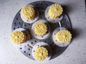 垫油纸放在蒸屉上