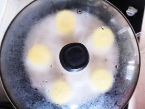 锅里水烧开后放入蒸屉，中火蒸15分钟