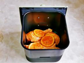 腌制好的鸡腿放入空气炸锅中，无需垫油纸，无需垫油纸。