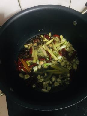 起锅烧油放入生姜，花椒，干辣椒，蒜瓣爆香！