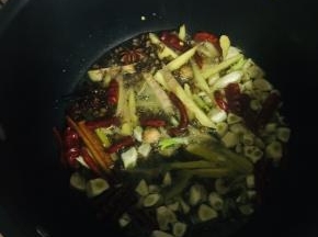 起锅烧油放入生姜，花椒，干辣椒，蒜瓣爆香！