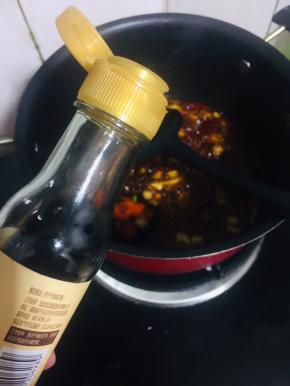 倒入4勺生抽和1勺老抽！