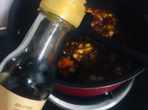 倒入4勺生抽和1勺老抽！