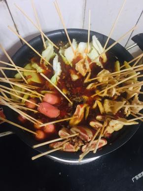 下入串好的配菜！（先放蟹排，火腿肠，素鸡，土豆这些不容易煮的，最后再放容易熟的白菜！）