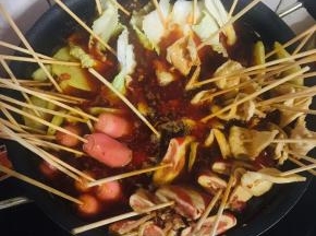 下入串好的配菜！（先放蟹排，火腿肠，素鸡，土豆这些不容易煮的，最后再放容易熟的白菜！）