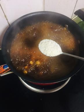 放入两勺鸡精！