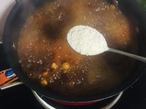 放入两勺鸡精！