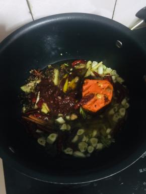 放入郫县豆瓣酱和火锅底料小火炒出红油！