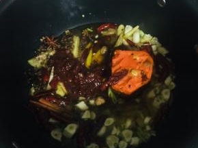 放入郫县豆瓣酱和火锅底料小火炒出红油！