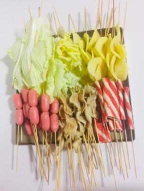 把自己喜欢吃的配菜清洗干净，用竹签串起来！我准备的有：白菜，土豆，火腿肠，素鸡，蟹排！你们可以根据自己的喜好来搭配！