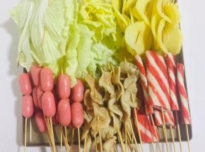 把自己喜欢吃的配菜清洗干净，用竹签串起来！我准备的有：白菜，土豆，火腿肠，素鸡，蟹排！你们可以根据自己的喜好来搭配！