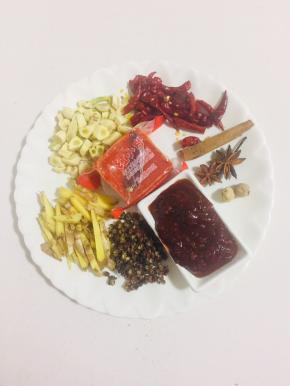 准备好郫县豆瓣酱一碟，火锅底料一块，干辣椒一把，花椒一把，蒜瓣拍碎切成小丁，生姜切成丝，八角2个，肉蔻2个，桂皮1个！

