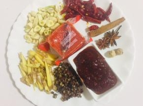 准备好郫县豆瓣酱一碟，火锅底料一块，干辣椒一把，花椒一把，蒜瓣拍碎切成小丁，生姜切成丝，八角2个，肉蔻2个，桂皮1个！
