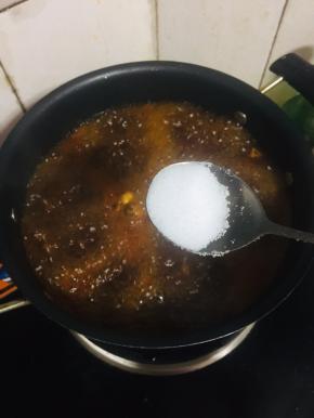 放入一勺盐调味！