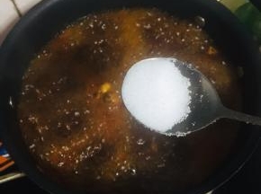 放入一勺盐调味！