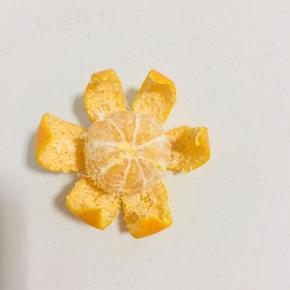 这个是我今天买的小金桔特别的甜！把它的皮轻轻的剥开！