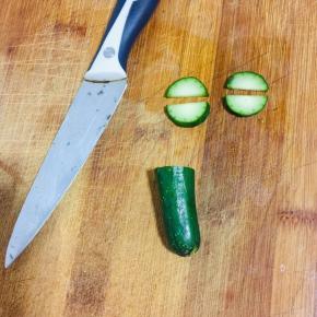 黄瓜取它的根部，对半切开，再切出4个小半圆备用！