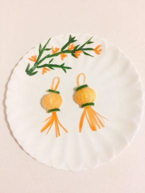 再把黄瓜皮切成小丁摆成竹子的形状！胡萝卜切成小粒点缀一下即可！