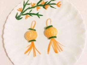 再把黄瓜皮切成小丁摆成竹子的形状！胡萝卜切成小粒点缀一下即可！