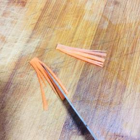 胡萝卜切成片，再切成丝，记住顶端不要切断了！