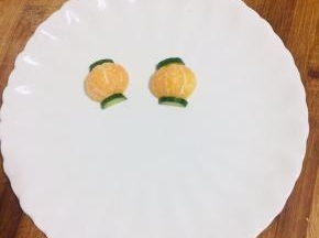 把小金桔也对半分开，摆在盘子里，黄瓜片摆在桔子的两头！（如图）