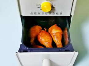 20分钟后取出柠檬片，将鸡腿翻面。