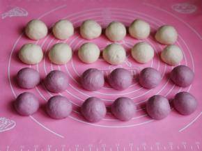 两色的面团再分割成12等份。