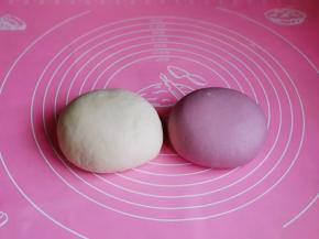 取出揉好的面团，揉光滑。