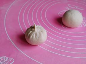 如包子手法包起来，收口捏紧，朝下揉圆。