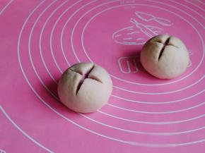 再用锋利的刀割十字花。