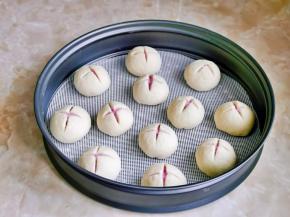 依次做好，放在垫好硅胶垫的蒸屉上。