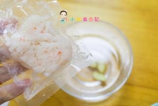 虾去壳去虾线用姜片腌渍去腥