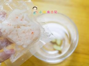 虾去壳去虾线用姜片腌渍去腥